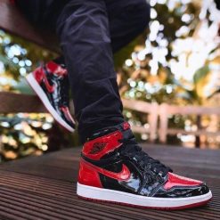 کتانی NIKE مردانه مدل ایرجردن 1 های گلاسی رنگ مشکی و قرمز براق کد XRN-2433 (nx)