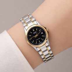 ساعت زنانه کاسیو گرد بند فلزی نقره‌ای طلایی صفحه مشکی (e) کد W046 (x)