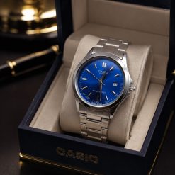 ساعت کلاسیک مردانه فلزی کاسیو Casio صفحه دایرهای گرد رنگ سیلور - آبی (e) کد 8210XL-QM
