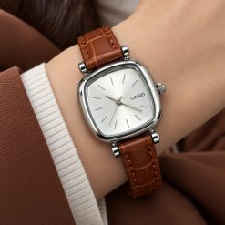 ساعت زنانه کاسیو قهوه ای صفحه سفید قاب استیل (E) W1749
